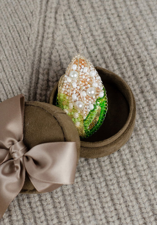 Beadwork kit for creating brooch