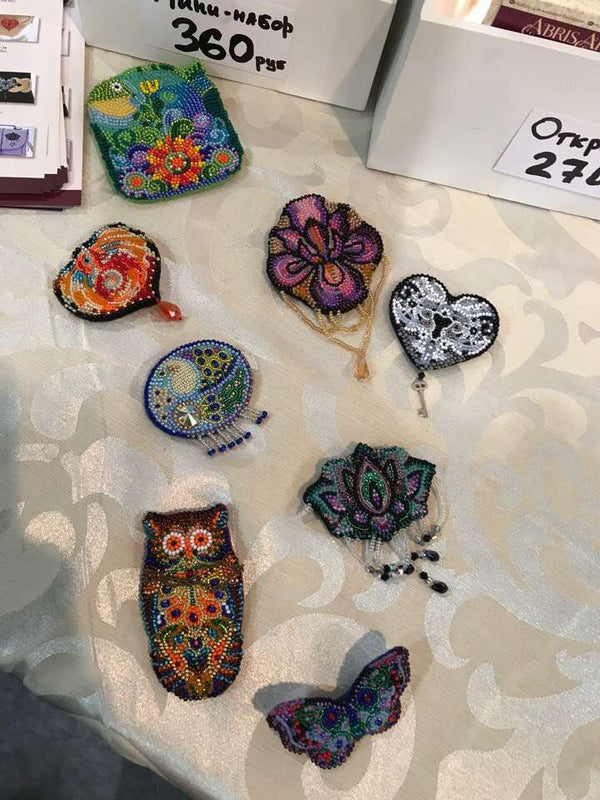 Beadwork kit for creating brooch