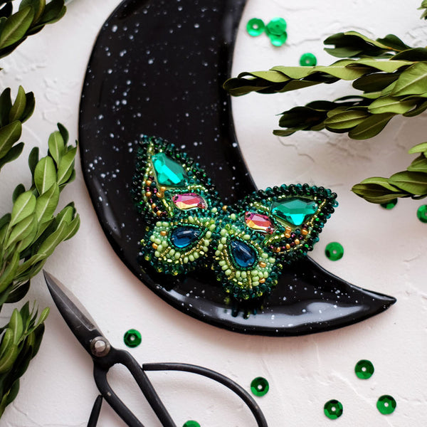 Beadwork kit for creating brooch