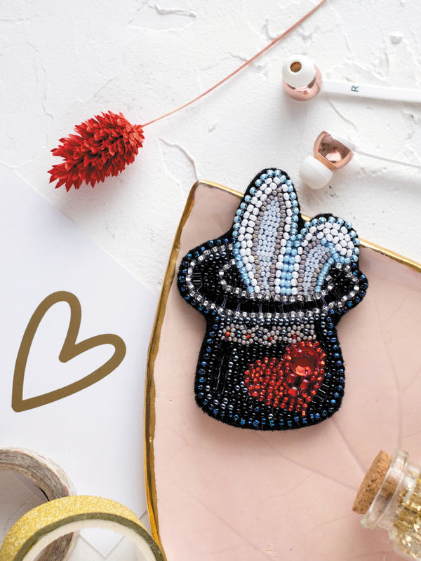 Beadwork kit for creating brooch