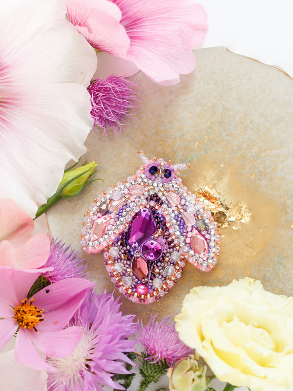 Beadwork kit for creating brooch