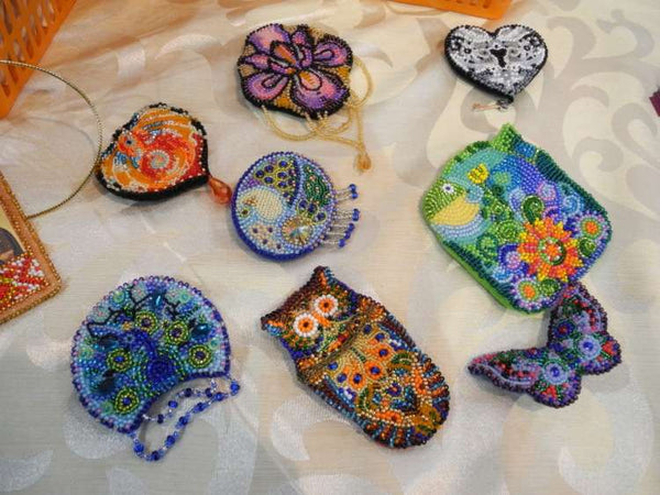 Beadwork kit for creating brooch