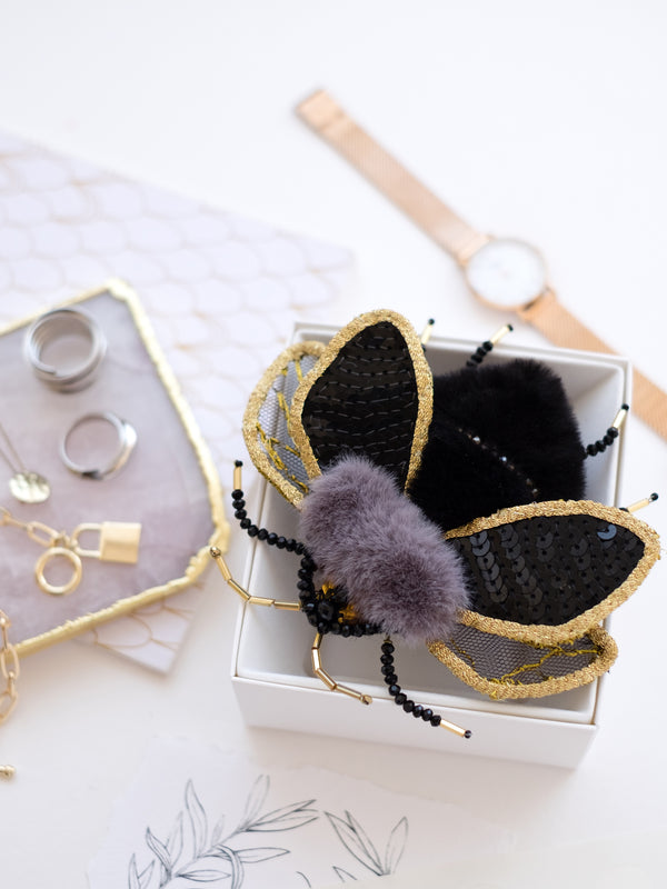 Beadwork kit for creating brooch