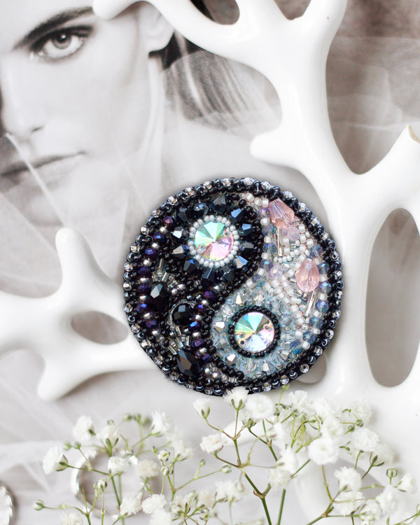 Beadwork kit for creating brooch
