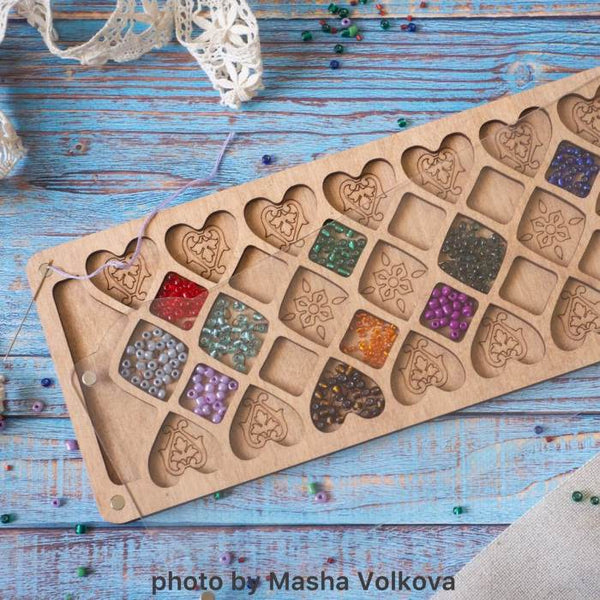 Wood bead organizer with transparent lid