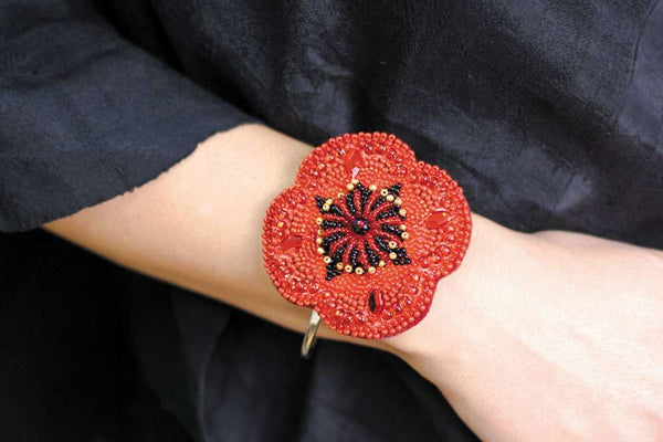 Beadwork kit for creating brooch