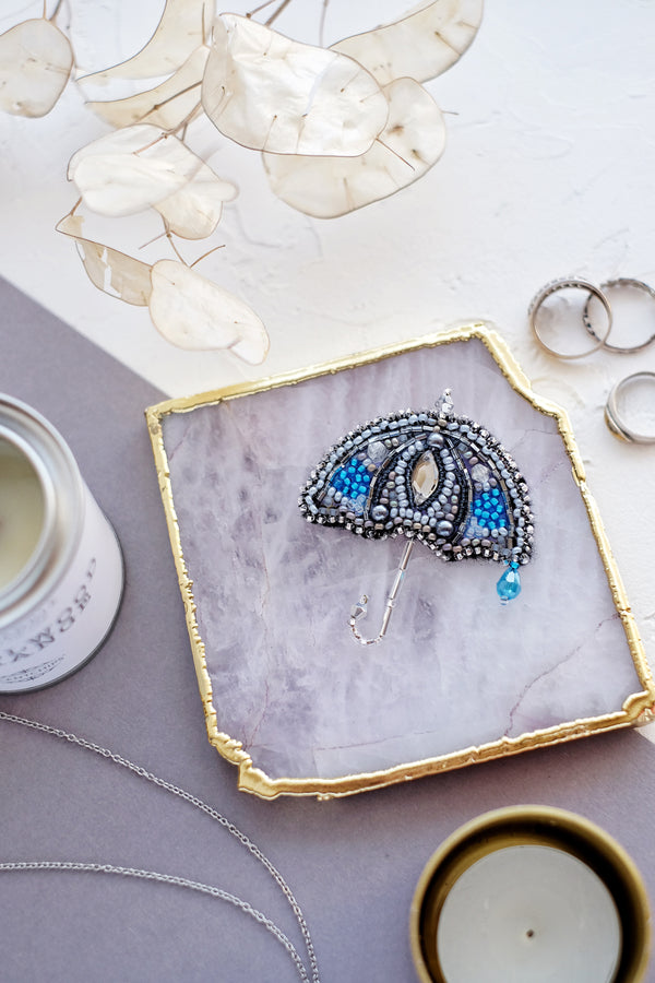 Beadwork kit for creating brooch