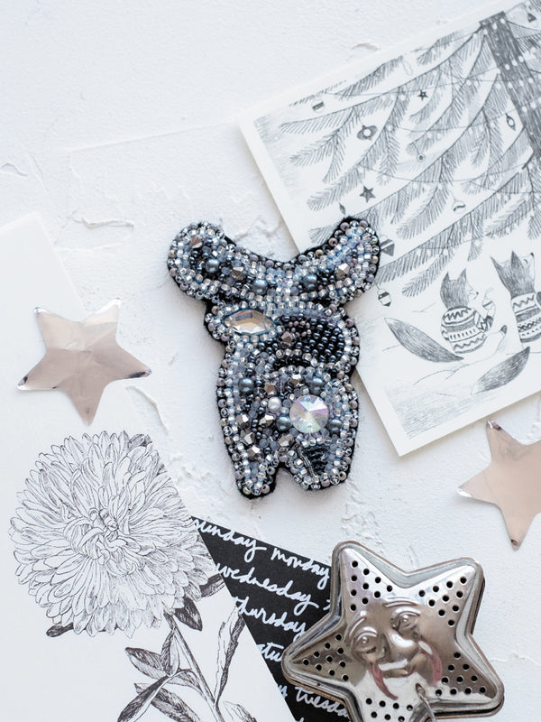 Beadwork kit for creating brooch