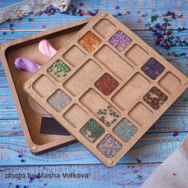 Multilayer bead organizer with transparent lid