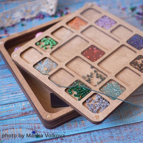 Multilayer bead organizer with transparent lid