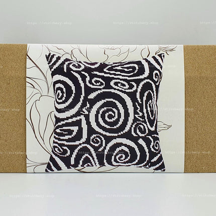 Needlepoint Pillow Kit "Serpentine"