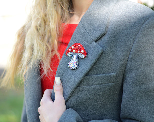 Beadwork kit for creating brooch 