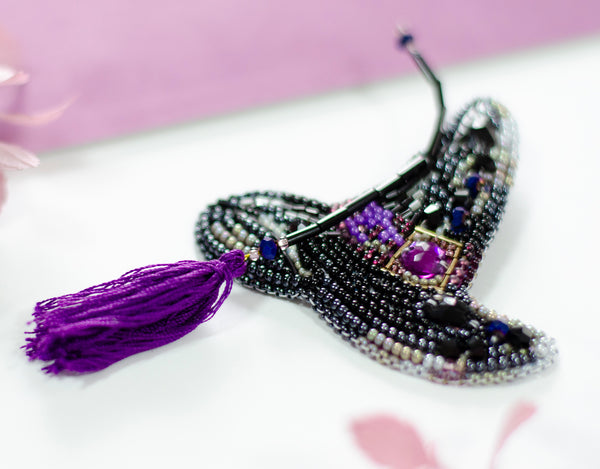 Beadwork kit for creating brooch 