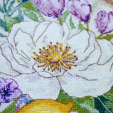 DIY Cross Stitch Kit "A floral moment" 10.2x10.2 in