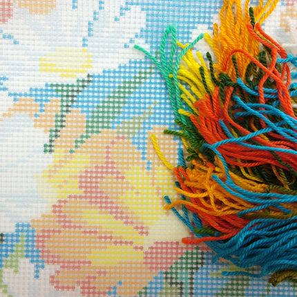 Needlepoint Pillow Kit "Daisies"