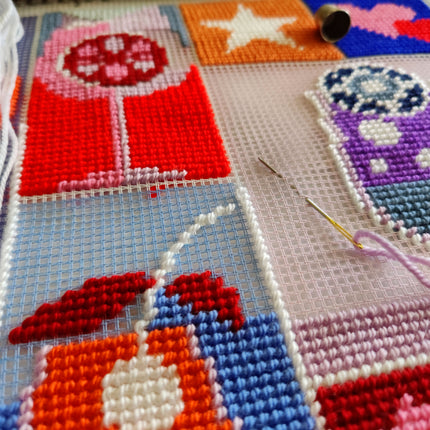 Needlepoint Pillow Kit "Welcome Drinks"