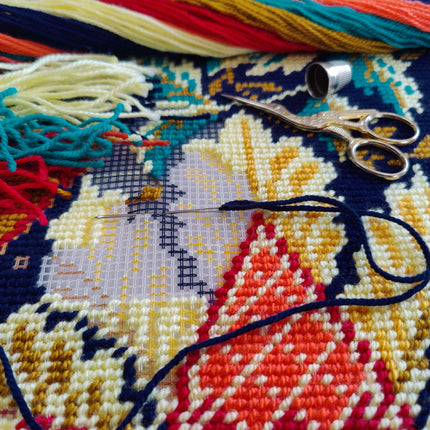 Needlepoint Pillow Kit "Hazelnut"