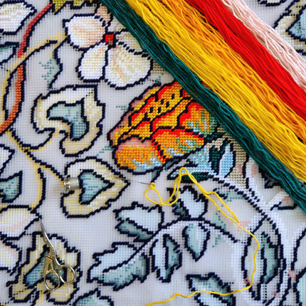 Needlepoint Pillow Kit "Young ladies"