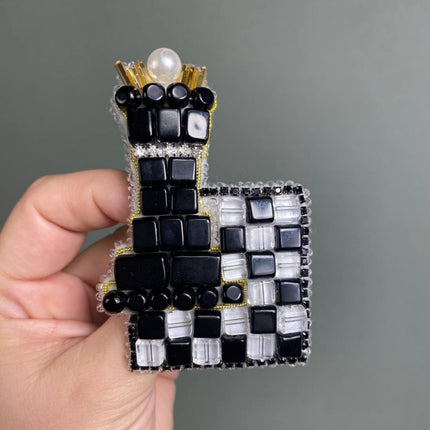 Beadwork kit for creating broоch "Queen"