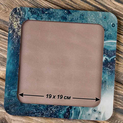 Embroidery frame on magnets