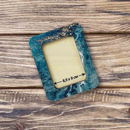 Embroidery frame on magnets
