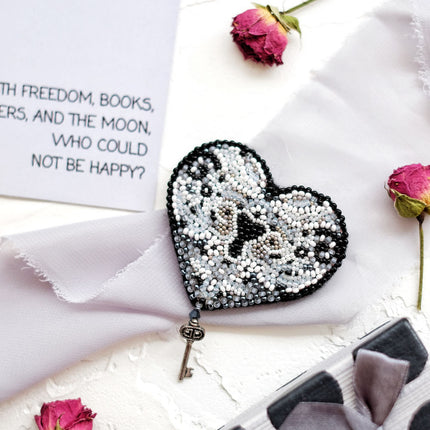Beadwork kit for creating brooch "The key to the heart-2"
