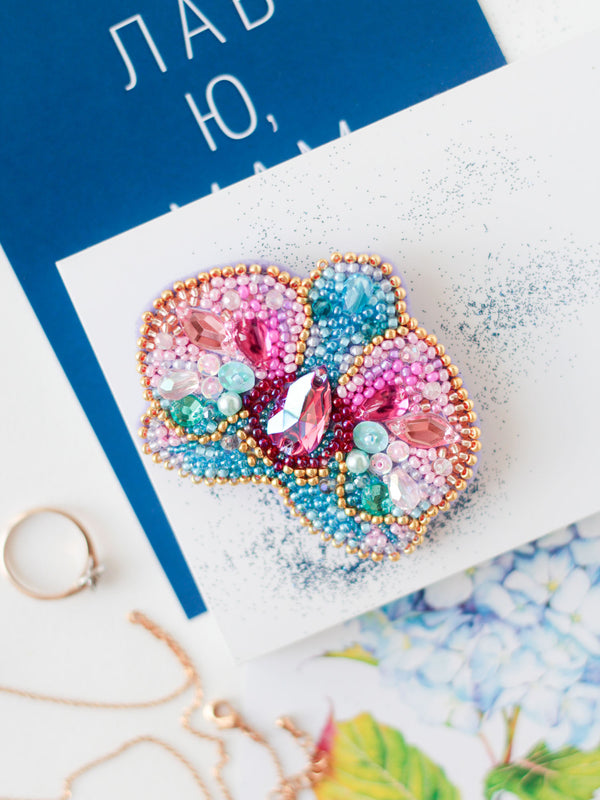 Beadwork kit for creating brooch 