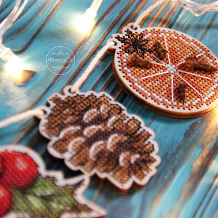 DIY Cross stitch kit on wood "Garland" 2.8x2.8 in, 2.2x1.6 in / 7.0x7.0 cm, 5.5x4.0 cm