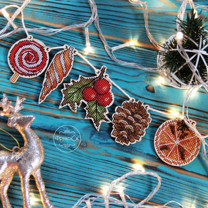 DIY Cross stitch kit on wood "Garland" 2.8x2.8 in, 2.2x1.6 in / 7.0x7.0 cm, 5.5x4.0 cm