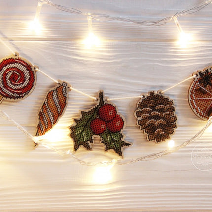 DIY Cross stitch kit on wood "Garland" 2.8x2.8 in, 2.2x1.6 in / 7.0x7.0 cm, 5.5x4.0 cm