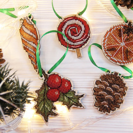 DIY Cross stitch kit on wood "Garland" 2.8x2.8 in, 2.2x1.6 in / 7.0x7.0 cm, 5.5x4.0 cm