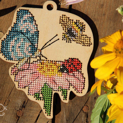 DIY Cross stitch kit on wood "Pyrethrum" 4.4x3.5 in / 11.3x9.0 cm